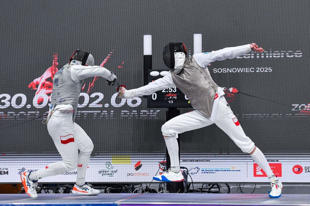 Pojedynek szermierczy na planszy.