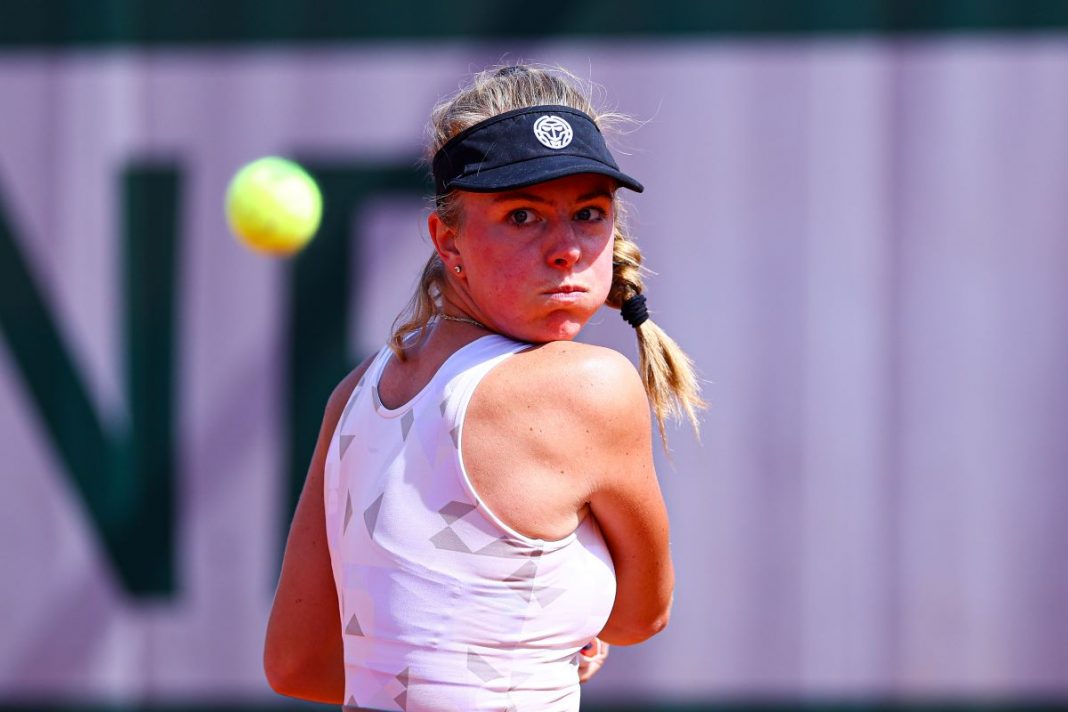 Magdalena Fręch w trakcie meczu tenisowego.