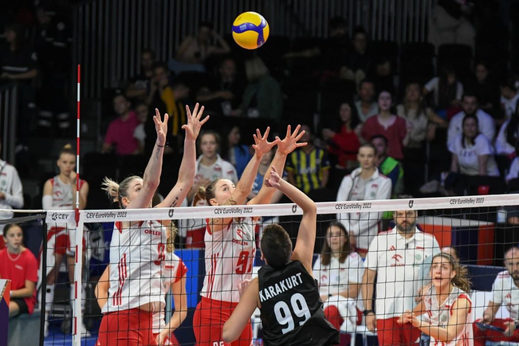 Polki blokujące atak Turczynek.