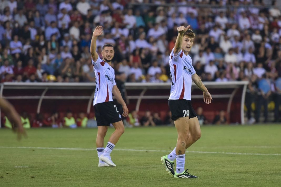 Gual i Biczachczjan pozdrawiają kibiców po meczu Legii.