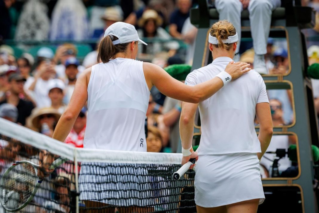 Iga Świątek i Ludmiła Samsonowa schodzące z kortu po meczu.
