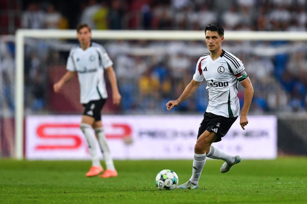 Bartosz Kapustka przy piłce w meczu z Banikiem.