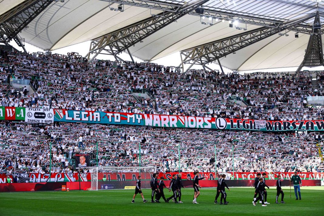 Kibice Legii Warszawa na stadionie.