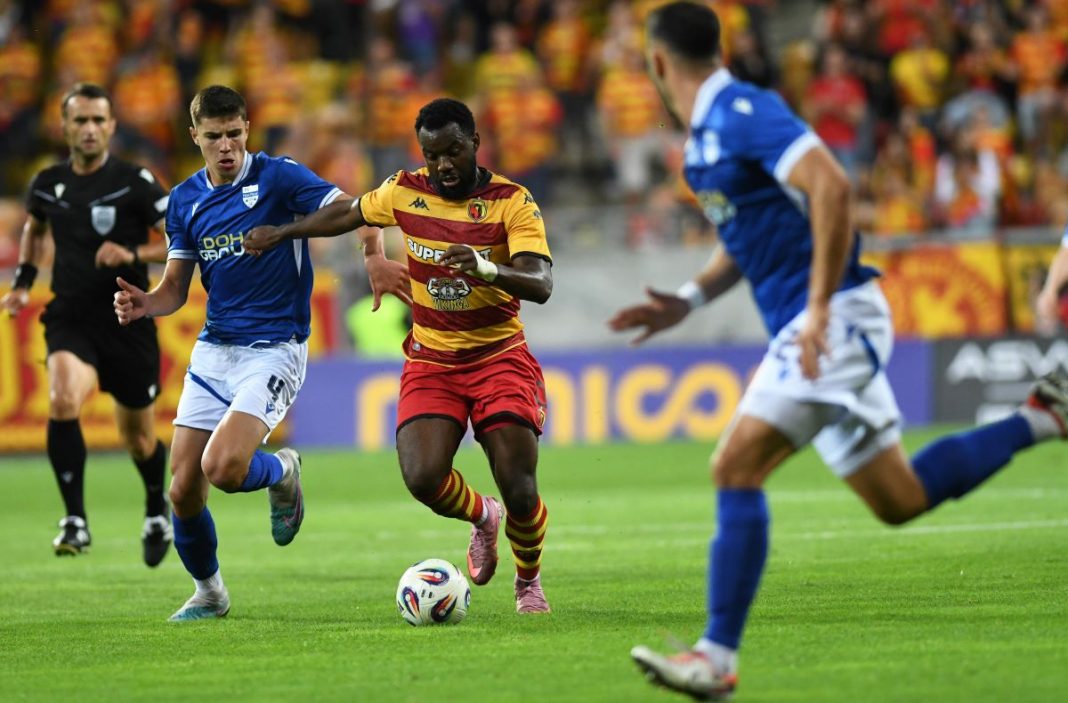 Afimico Pululu przy piłce w meczu z Novi Pazar.