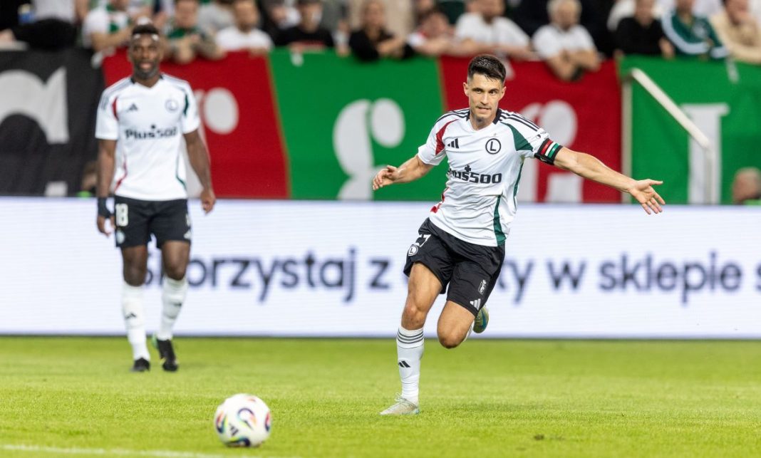 Bartosz Kapustka przy piłce w meczu z Banikiem.