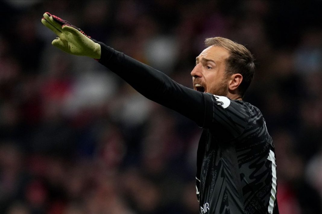 najlepsi-bramkarze-atletico Jan Oblak w bluzie bramkarskiej Atletico Madryt.