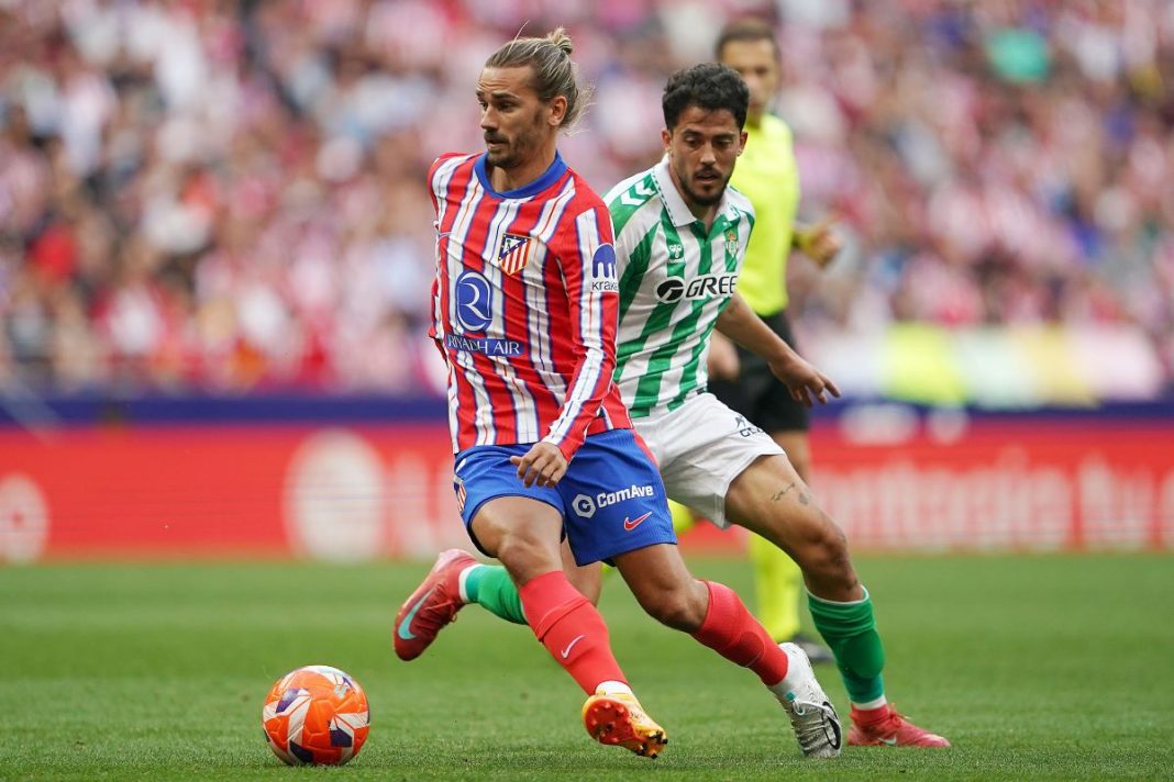 Antoine Griezmann przy piłce w barwach Atletico Madryt.