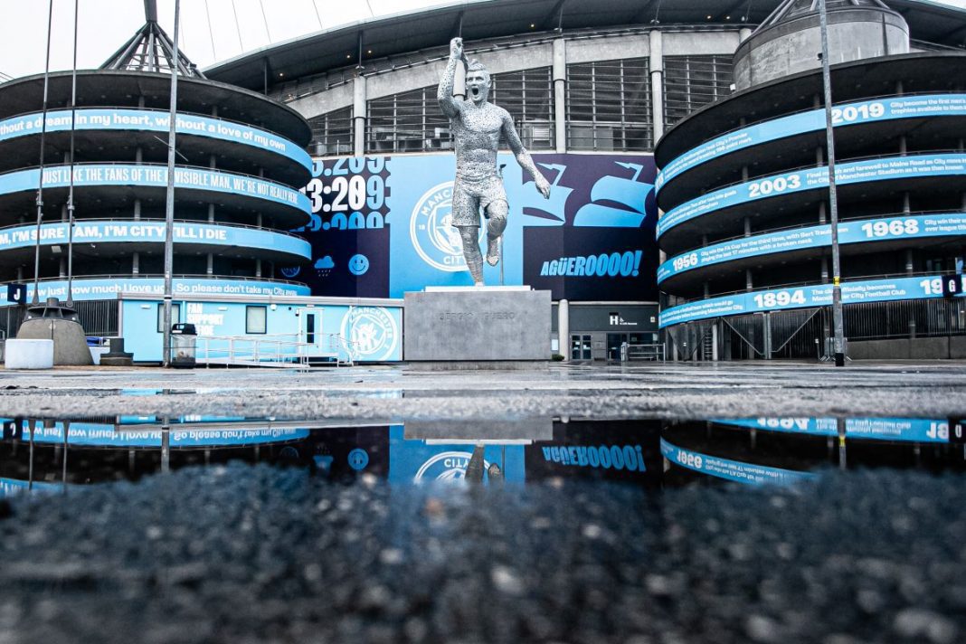 Pomnik Sergio Aguero przed Etihad Stadium.