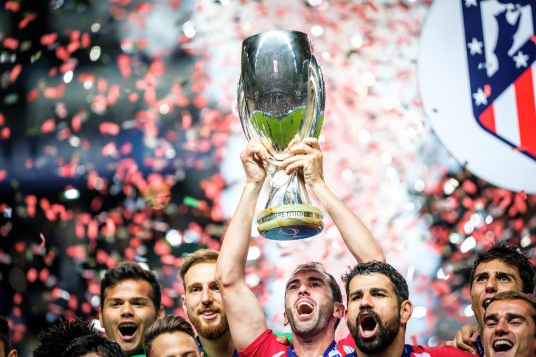 Diego Godin z trofeum Superpucharu Europy.