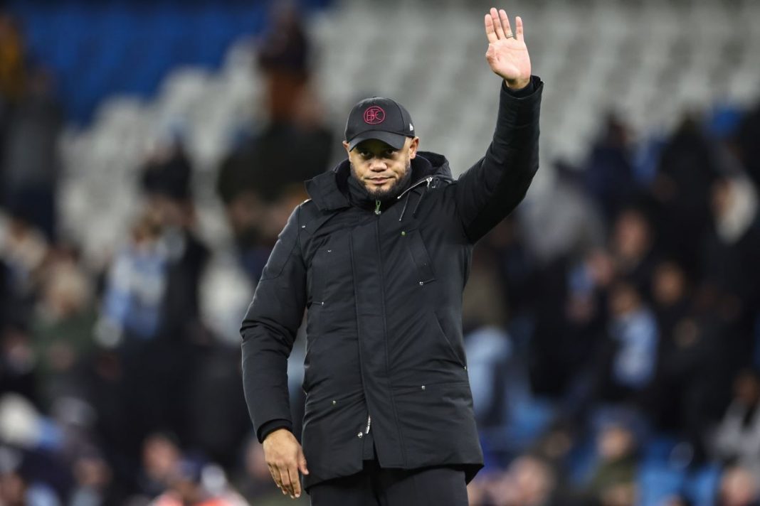 Vincent Kompany pozdrawiający kibiców.