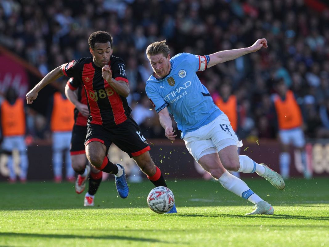 Kevin De Bruyne w trakcie meczu w koszulce Manchesteru City.