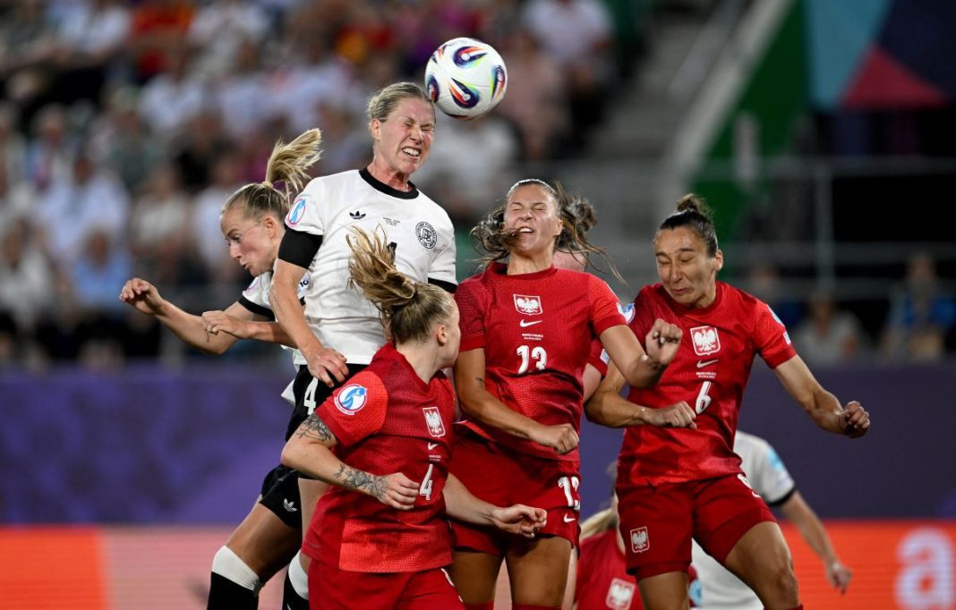 Polki walczące z Niemkami w trakcie meczu.