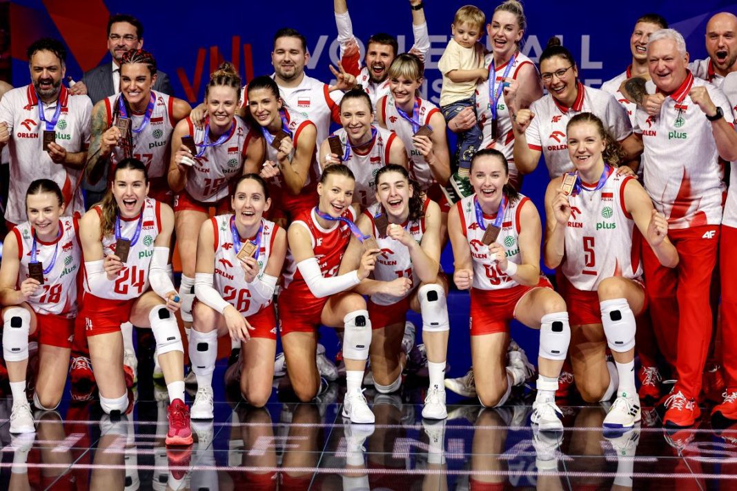 Polki cieszące się z brązowym medalem Ligi Narodów.