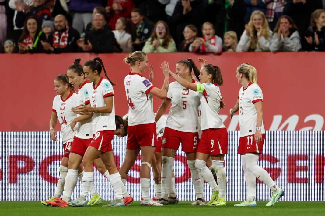 Radość reprezentantek Polski w piłce nożnej.