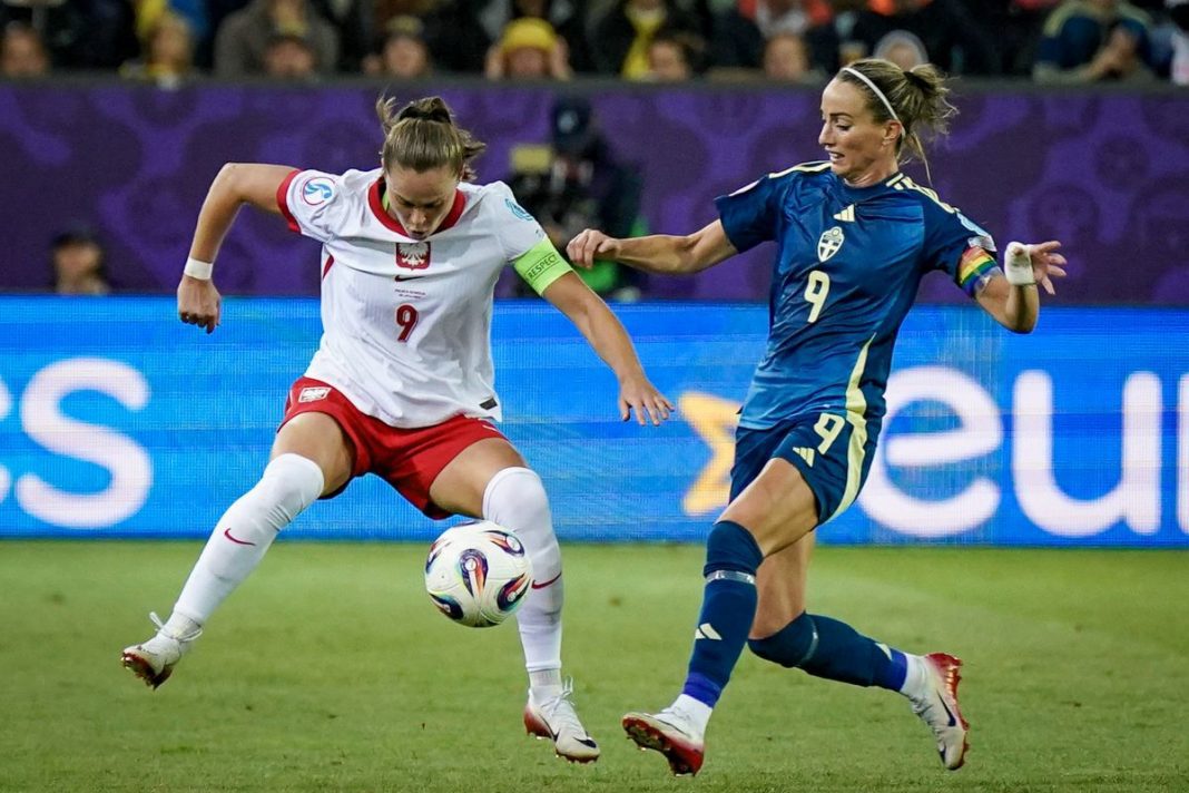 Ewa Pajor walcząca o piłkę ze Szwedką.