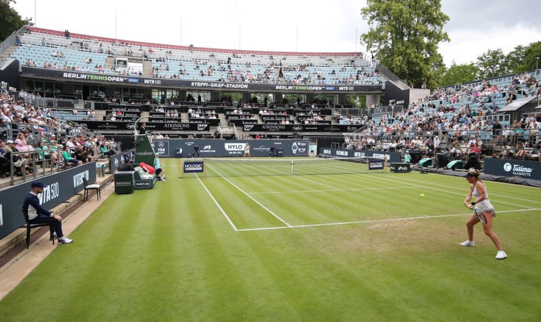 Magdalena Fręch w trakcie meczu na korcie trawiastym.