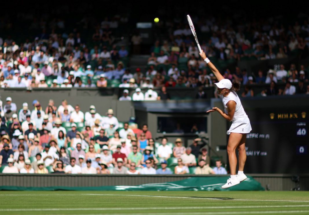 Iga Świątek w trakcie meczu Wimbledonu.