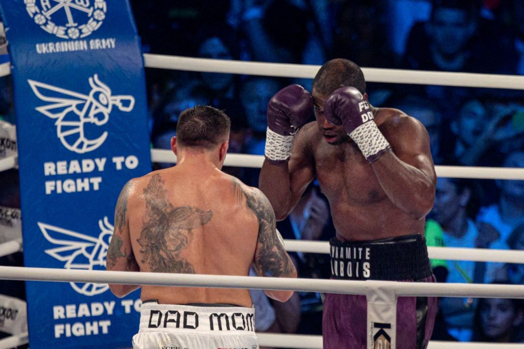 Usyk i Dubois w trakcie walki.