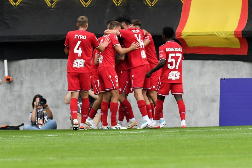 Radość piłkarzy Widzewa Łódź.