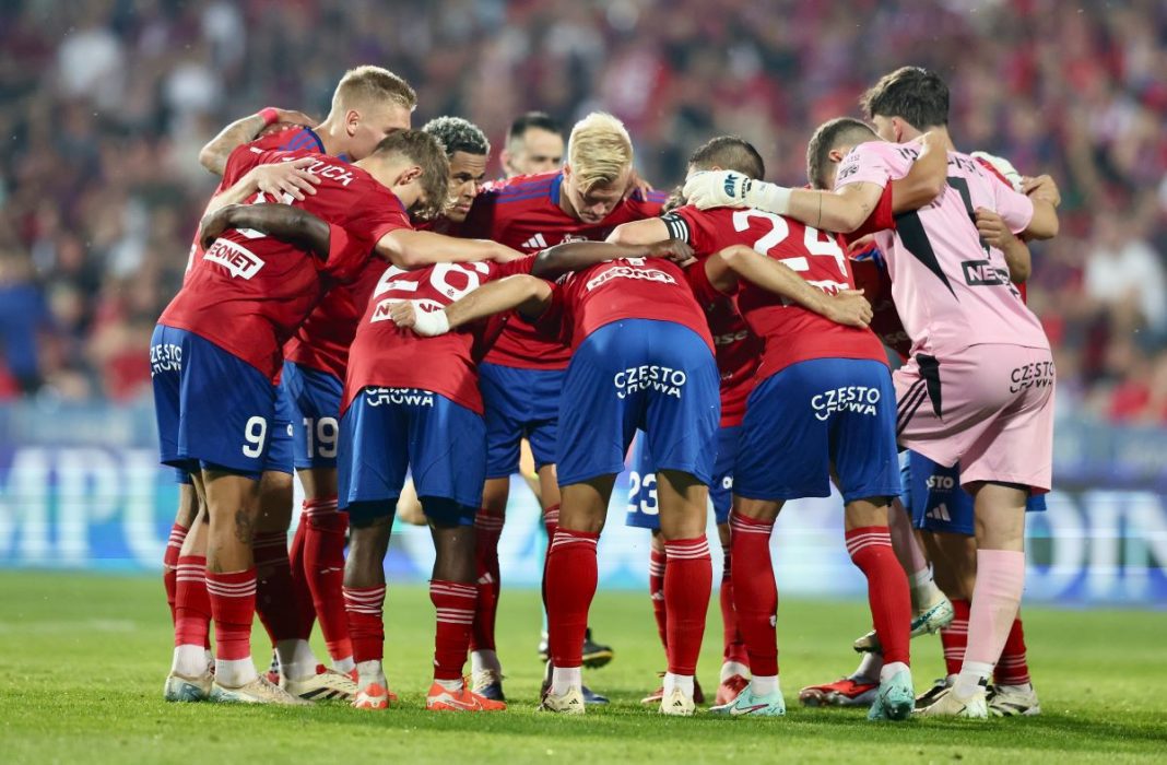 Piłkarze Rakowa w kółeczku przed meczem.