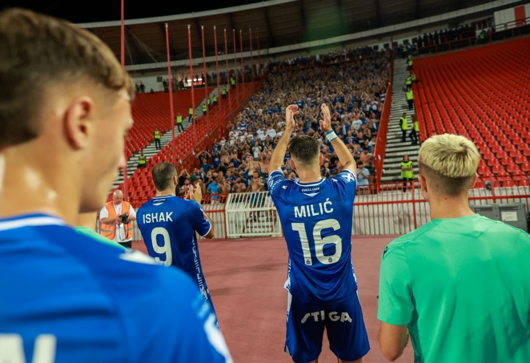 Piłkarze Lecha dziękują kibicom.