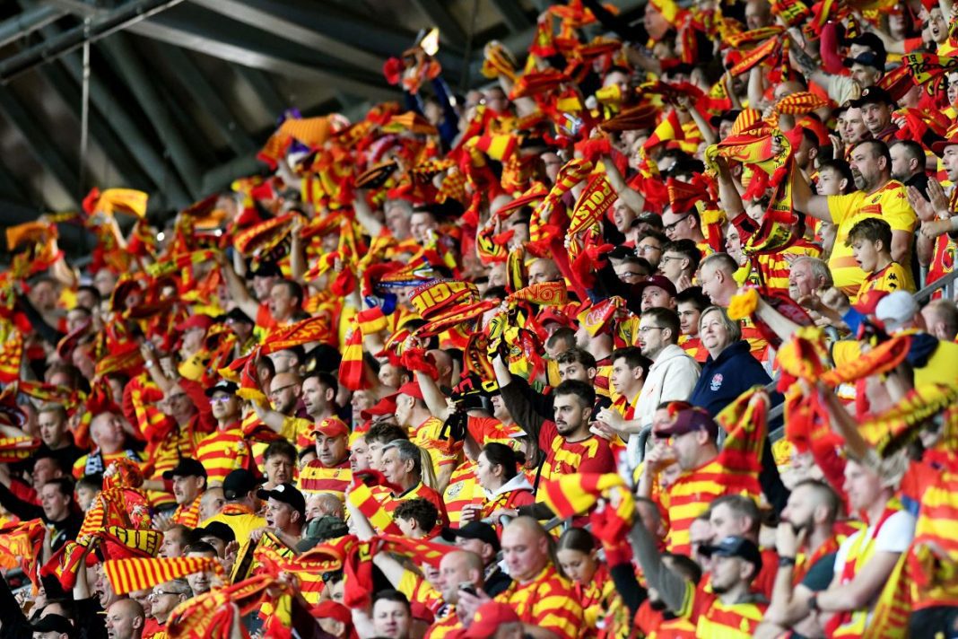 Kibice Jagiellonii w trakcie domowego meczu z Dinamo Tirana.