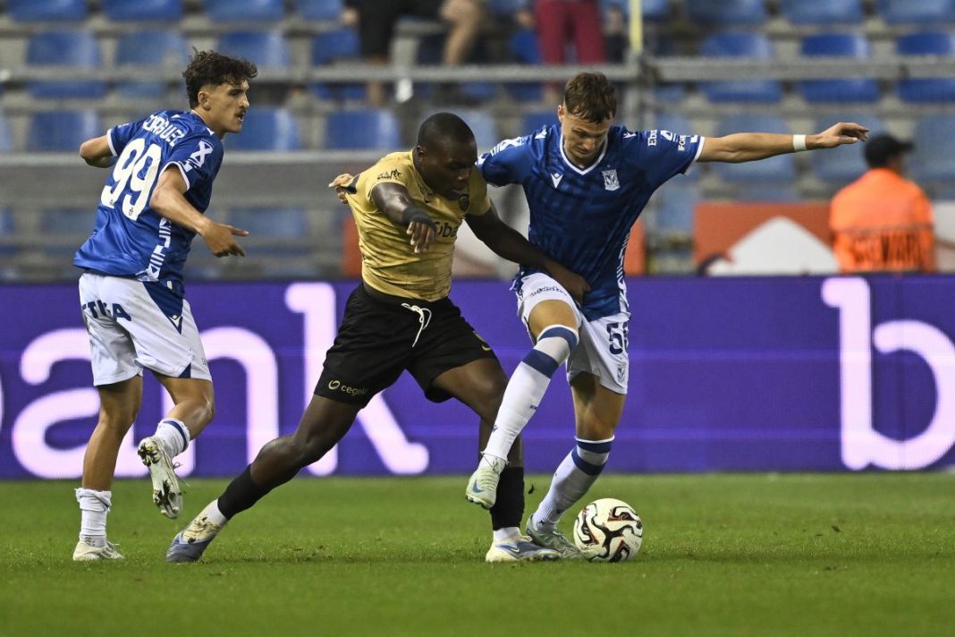 Kornel Lisman walczący o piłkę w meczu z Genkiem.