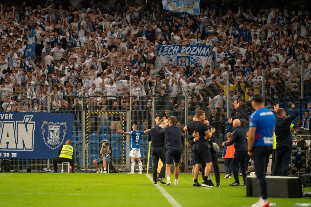 Ishak świętujący przed kibicami Lecha Poznań.