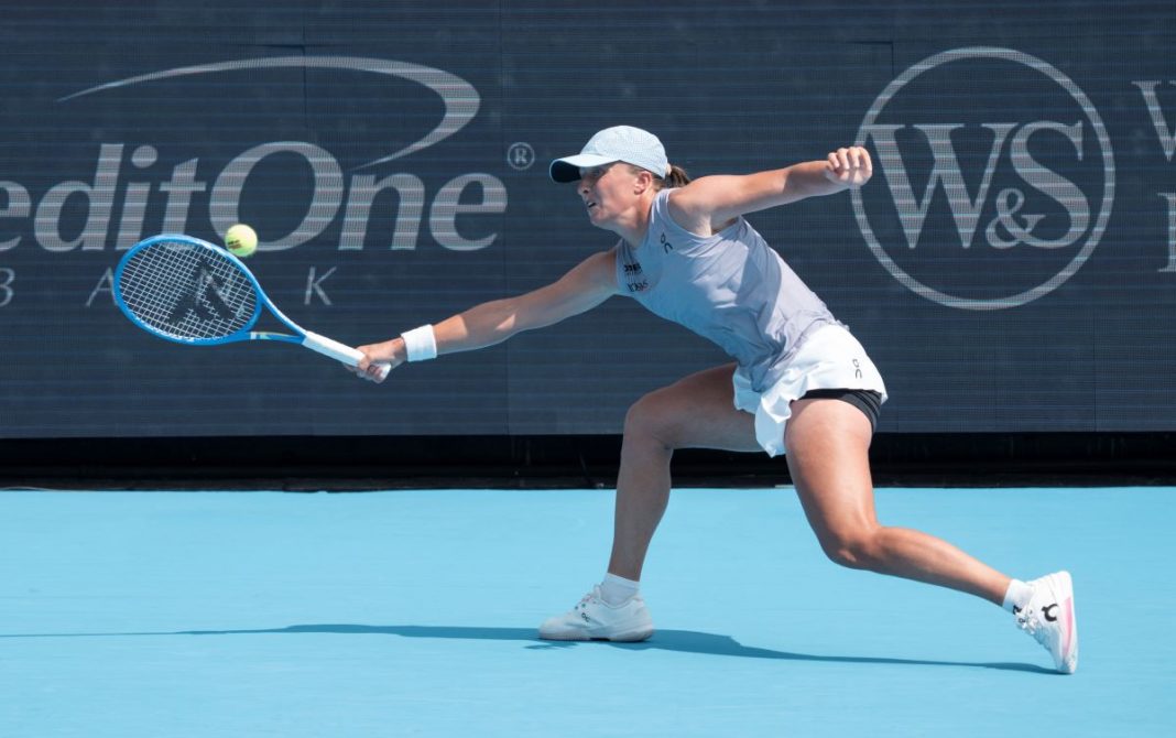 Iga Świątek w trakcie gry w Cincinnati Open.