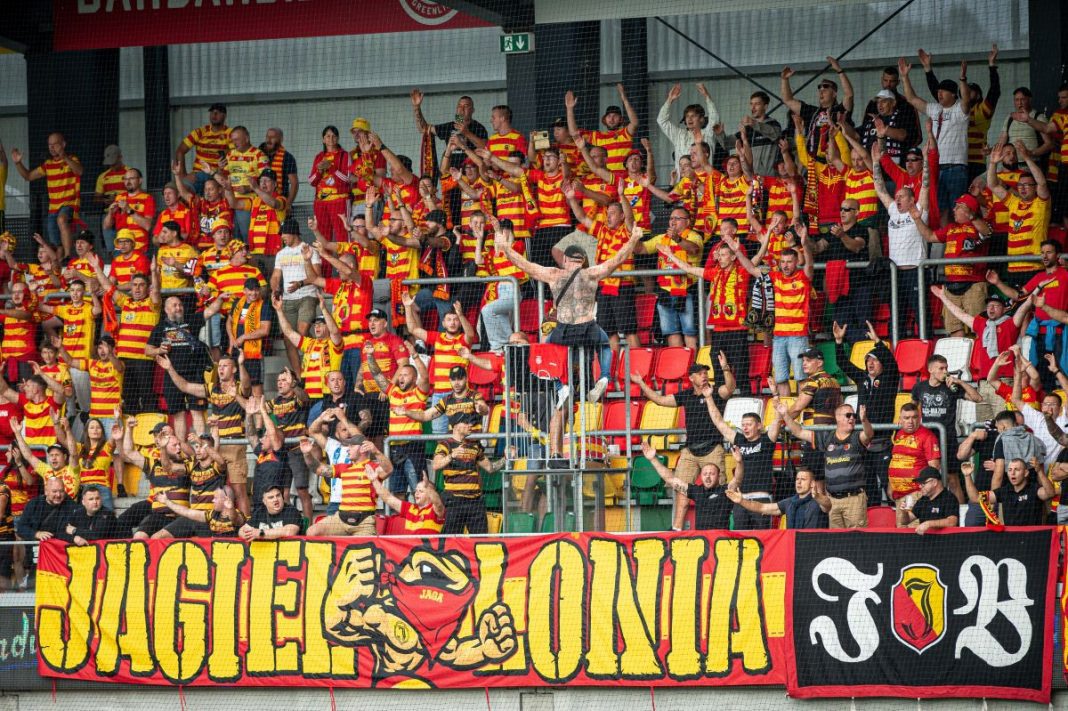 Kibice Jagiellonii Białystok na stadionie w Silkeborgu.
