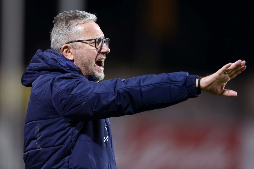 Jerzy Brzęczek dyrygujący drużyną.