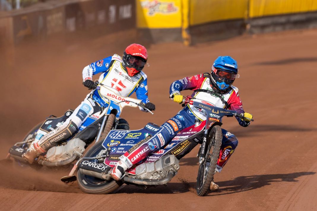 Dominik Kubera i Rasmus Jensen w trakcie wyścigu.