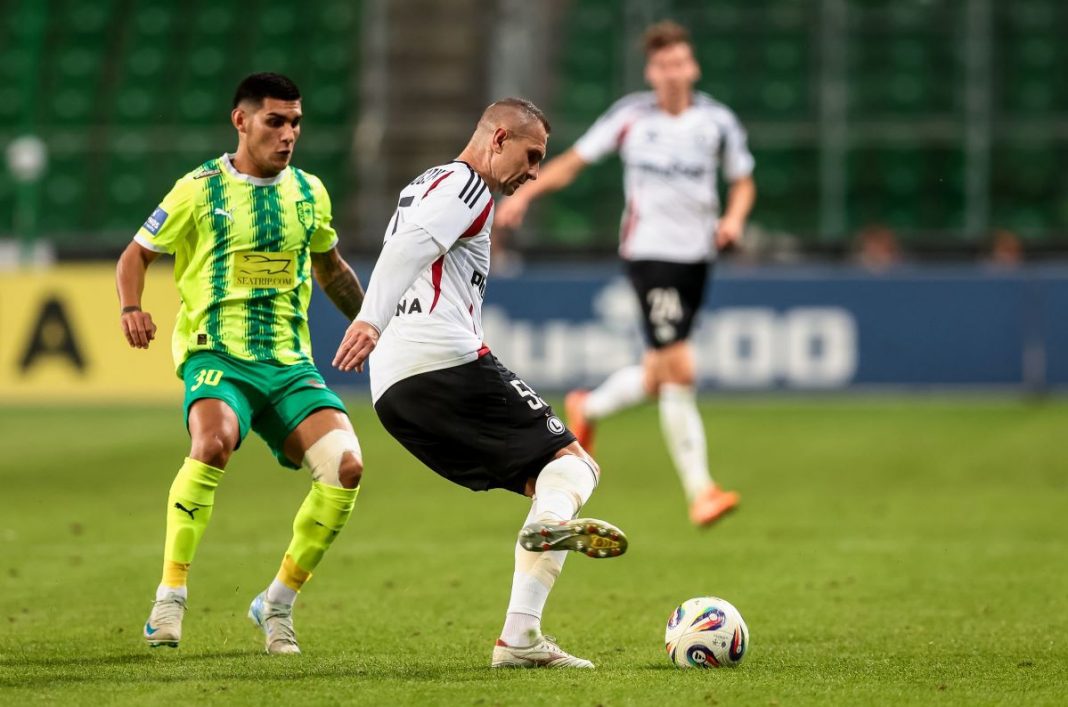 Artur Jędrzejczyk przy piłce w meczu z AEK.