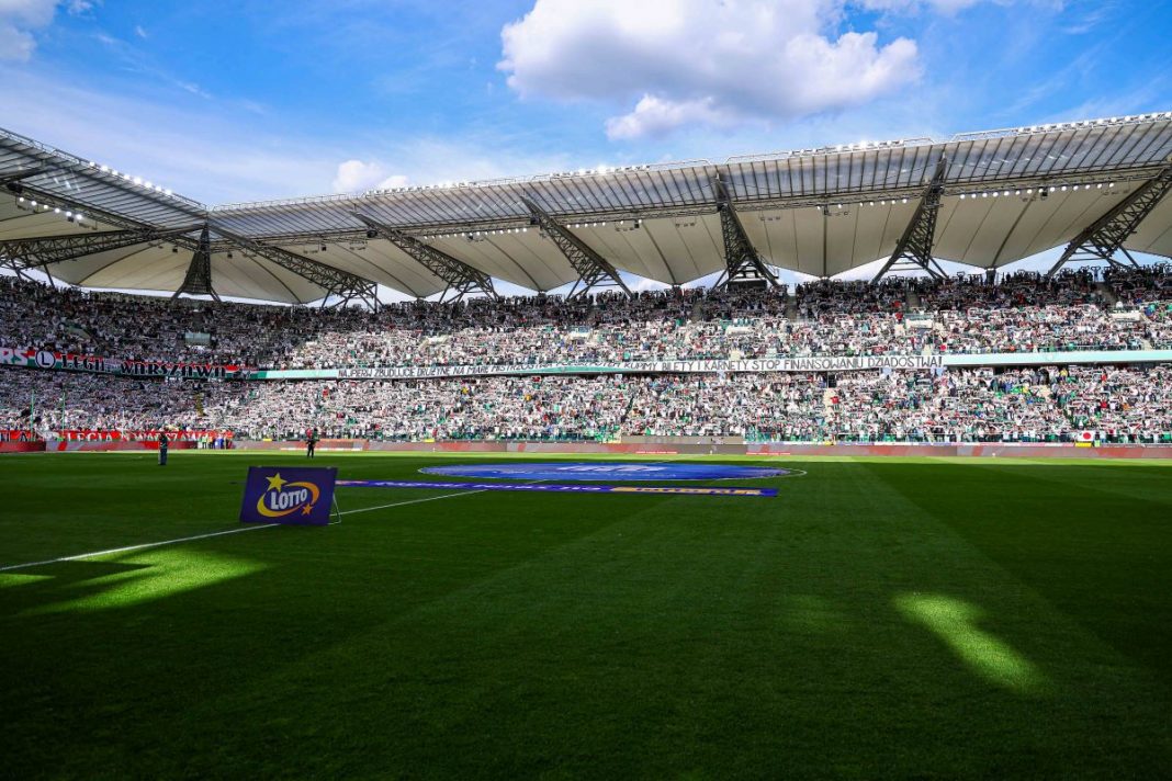Kibice Legii Warszawa na stadionie.