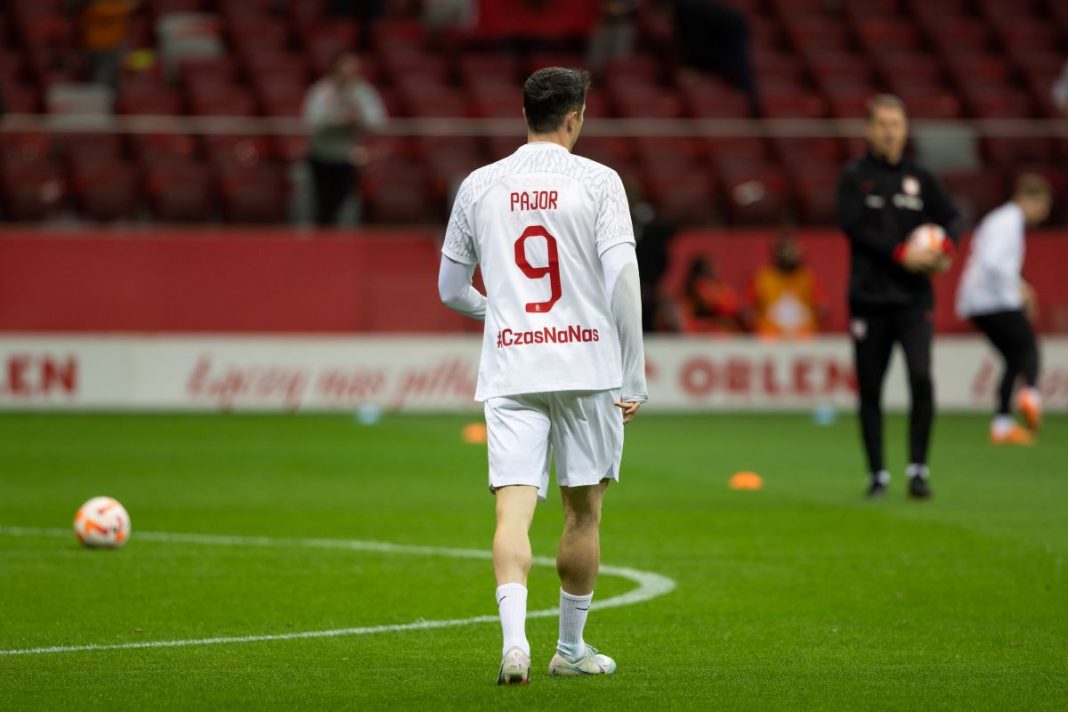 Robert Lewandowski w koszulce Ewy Pajor.