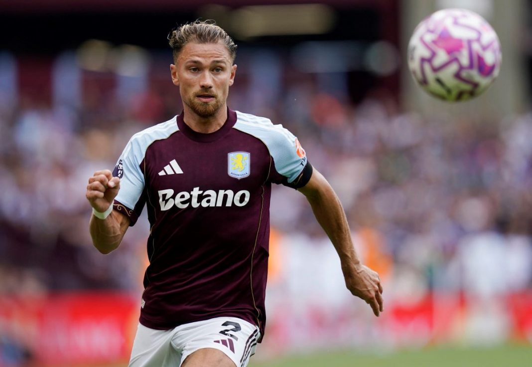 Matty Cash w koszulce Aston Villi.