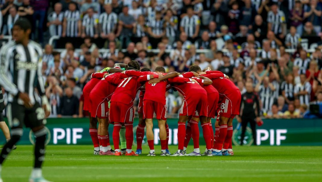 Piłkarze Liverpoolu w kółeczku przed meczem z Newcastle.