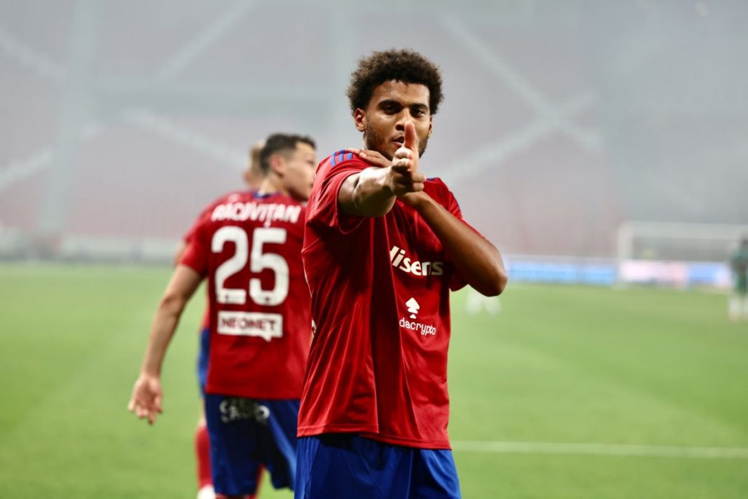 Lamine Diaby-Fadiga cieszący się po strzeleniu gola.