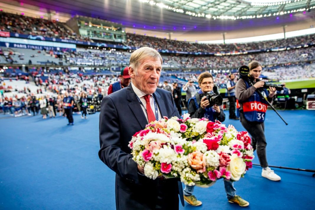 Kenny Dalglish sklada kwiaty.