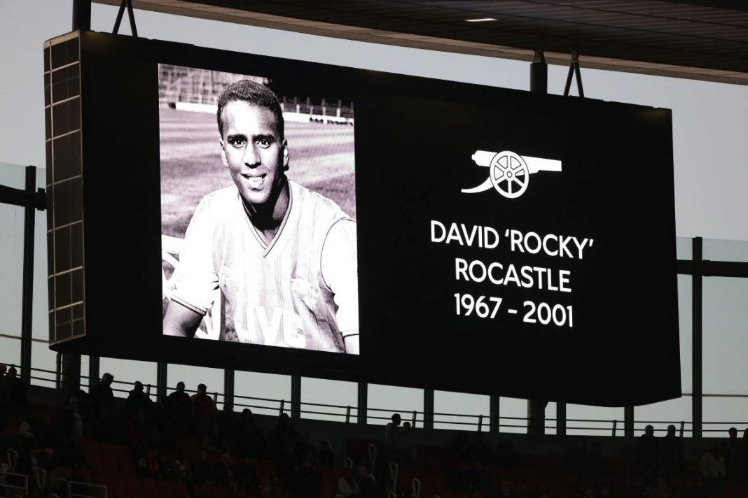 Wspomnienie Davida Rocastle na telebimie stadionu.