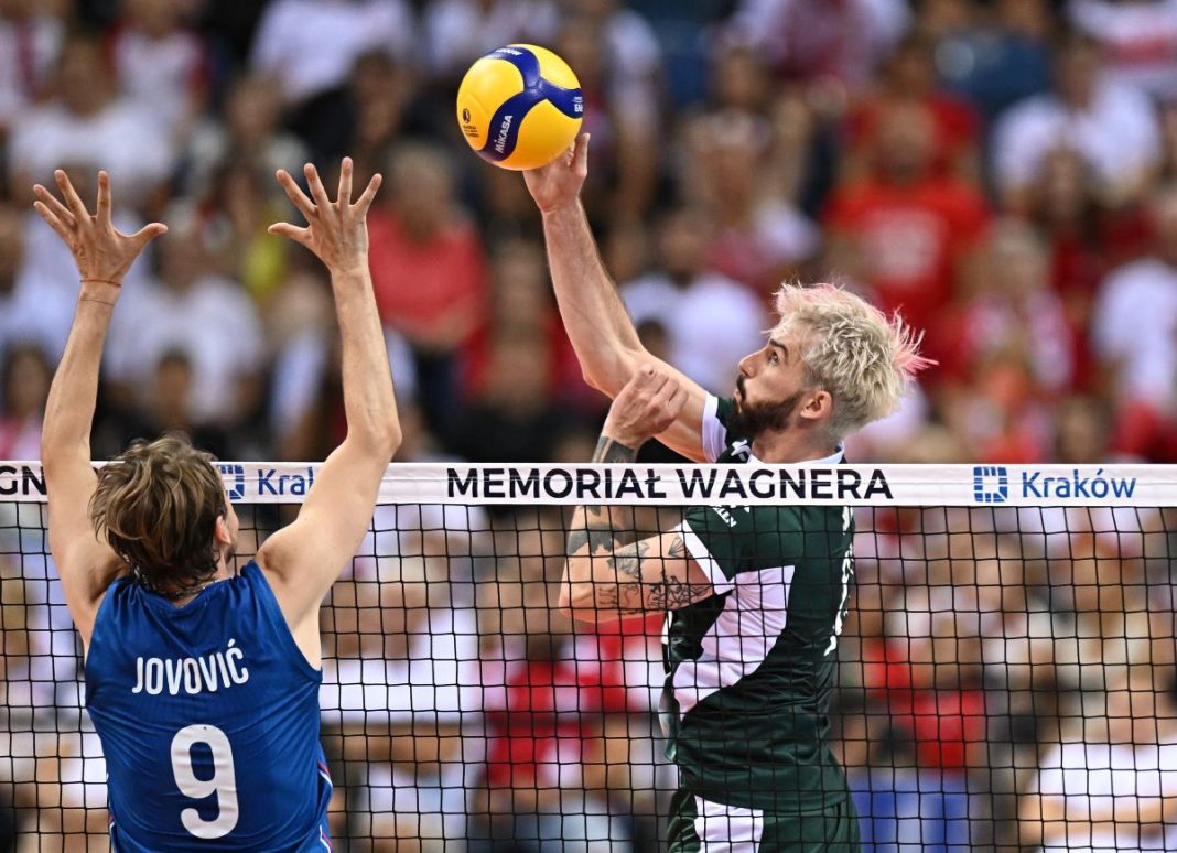 Tomasz Fornal w ataku w meczu z Serbami.