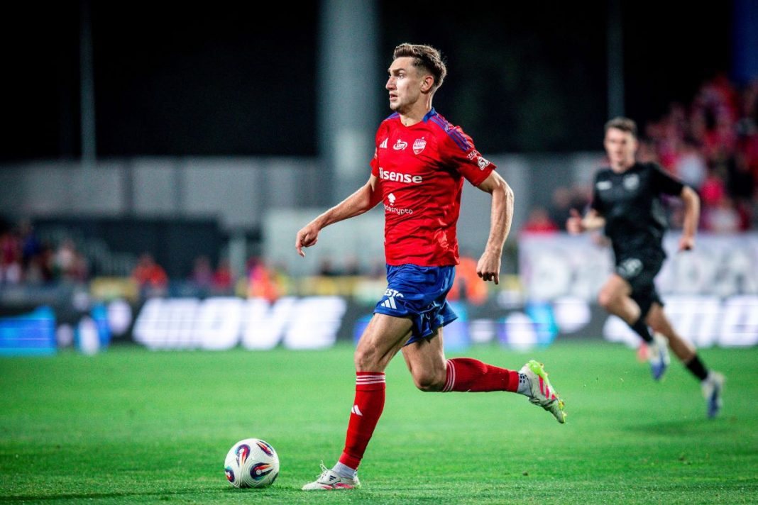 Tomasz Pieńko przy piłce w meczu z Ardą.