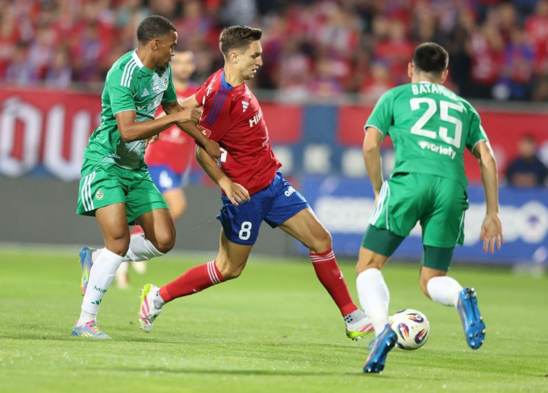 Tomasz Pieńko przy piłce w meczu z Maccabi.
