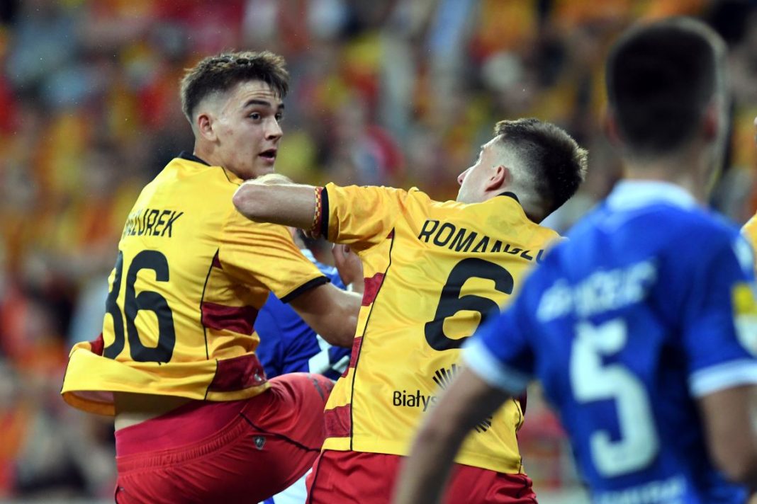 Bartosz Mazurek i Taras Romanczuk walczący o piłkę.