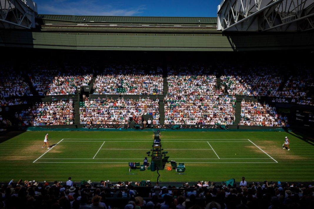 Iga Świątek w trakcie meczu na Wimbledonie.