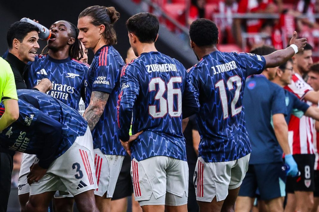 Piłkarze Arsenalu otrzymują wskazówki od Mikela Artety.