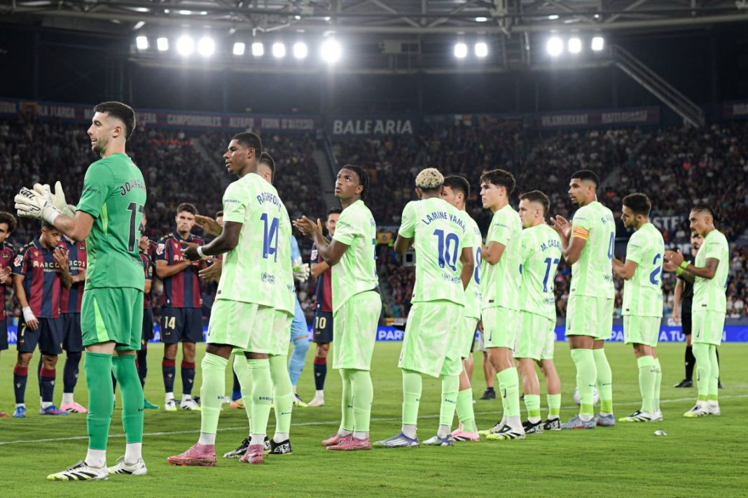 Piłkarze Barcelony tworzą szpaler przed meczem z Levante.