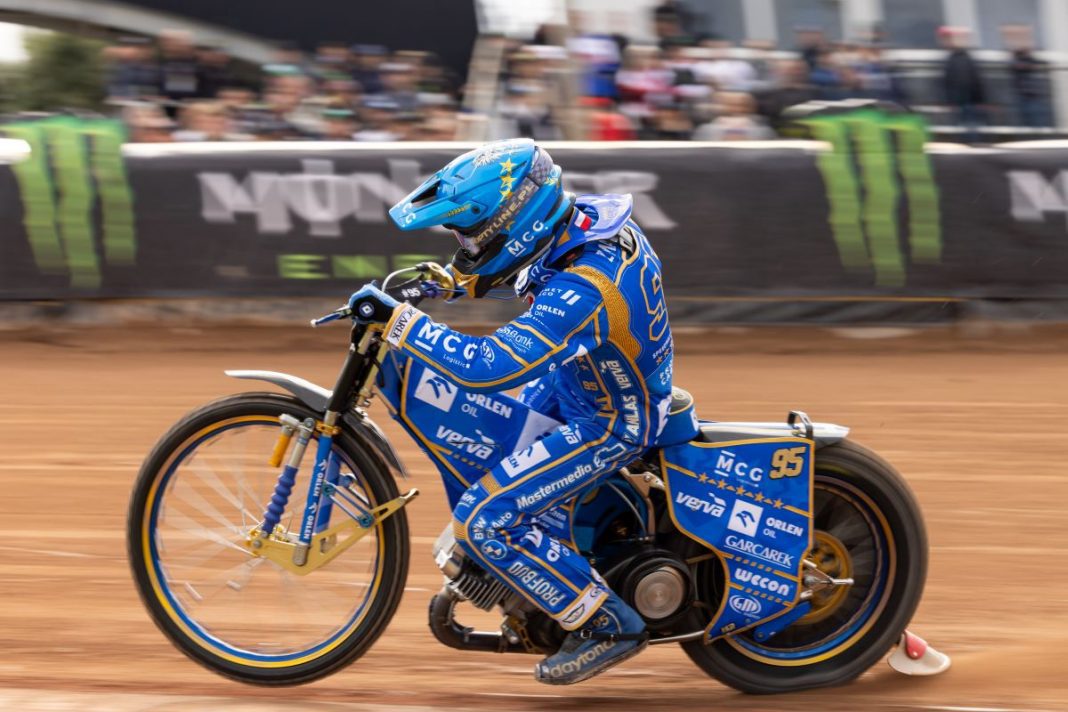 bartosz-zmarzlik-mistrzem-swiata-2025 Bartosz Zmarzlik w trakcie jazdy w Vojens.