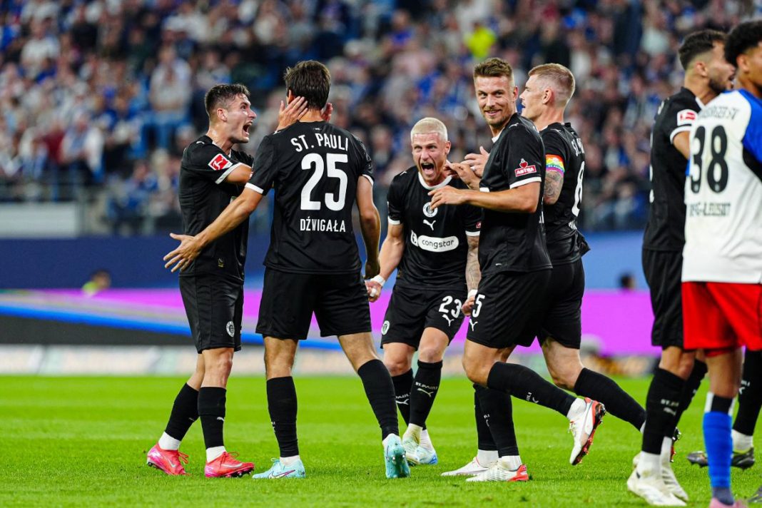 Adam Dźwigała cieszy się z kolegami z St. Pauli.