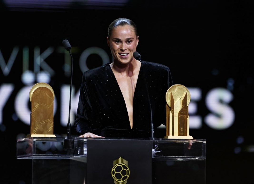 Ewa Pajor odbierająca nagrodę na Gali Złotej Piłki.